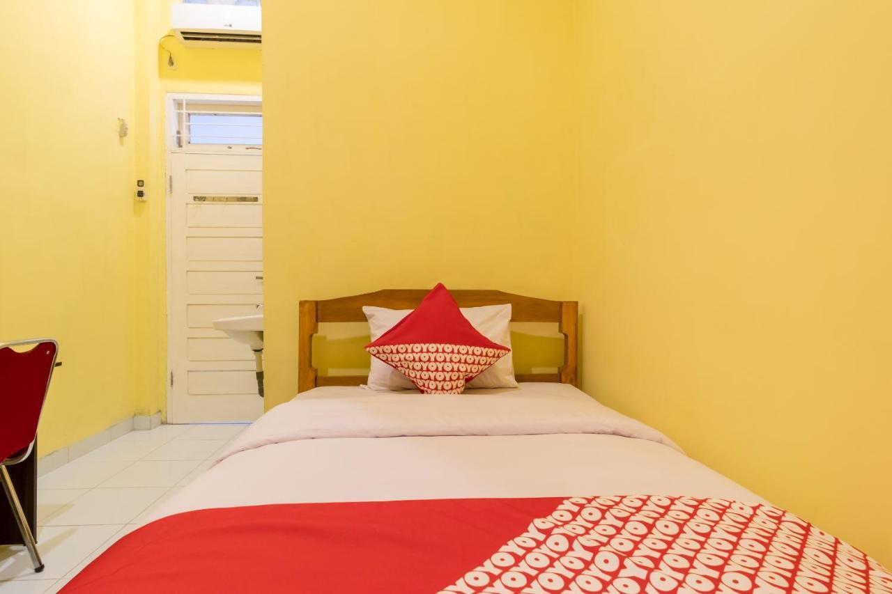 Oyo 447 Hutasimo Residence Medan Exterior photo