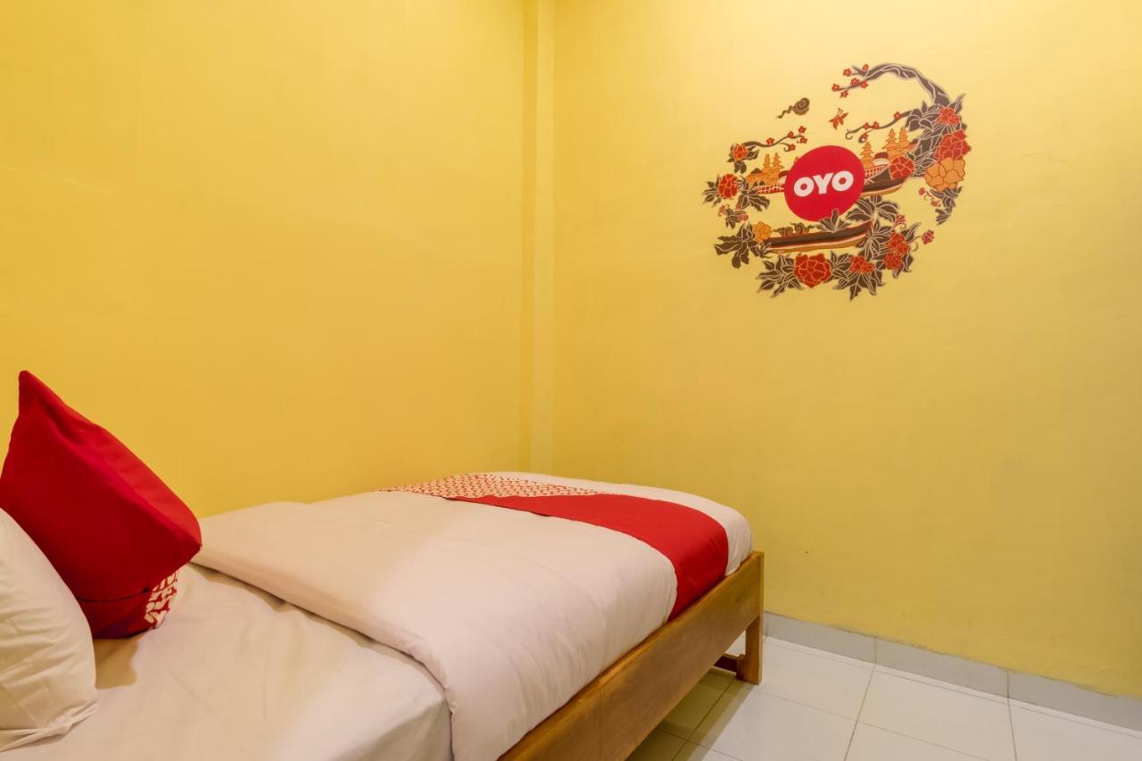 Oyo 447 Hutasimo Residence Medan Exterior photo